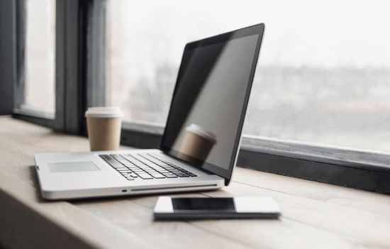 laptop na stole